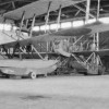 In%20de%20hangar%20van%20Marinevliegkamp%20Veere%20staan%2C%20links%20een%20Friedrichshafen%20en%20achterin%20de%20geinterneerde%20Gotha%20WD-11%2C%20registratienummer%20M-1%20%281917-1919%29 